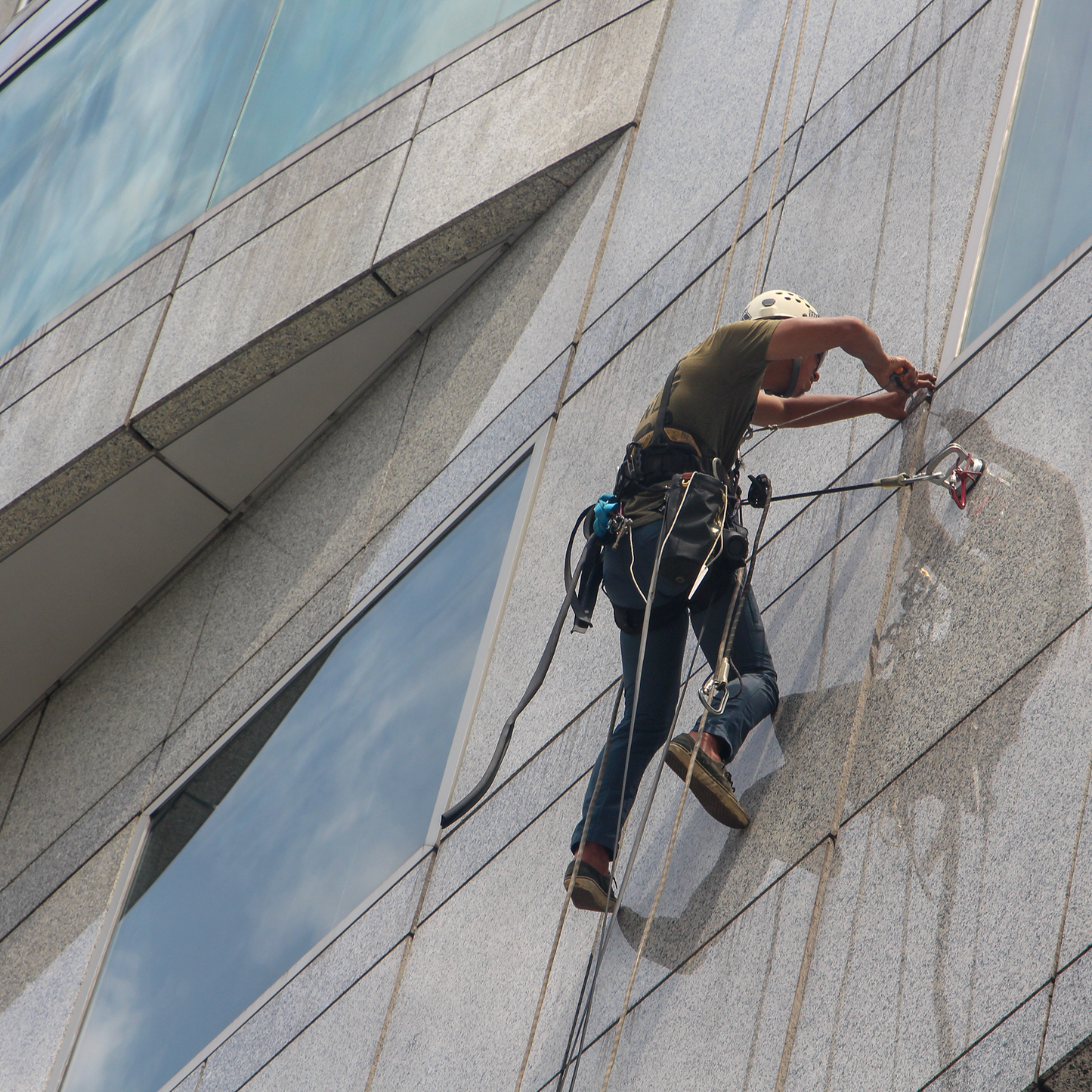Stock fall protection equipment